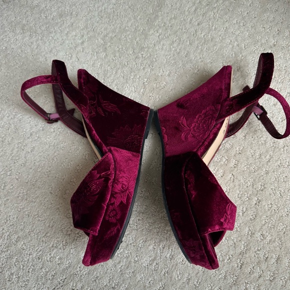 Woman’s Rampage Velvet Wedges patterned 4.5 inch heel. Size 8.5 M, color: Maroon - Picture 3 of 10